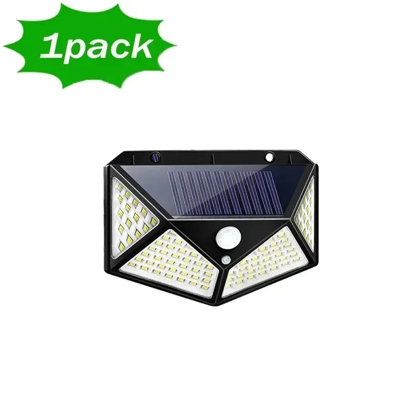 Schwarzer solarbetriebener LED-Bewegungssensor-Spotlight mit dreieckiger Linse und mehreren Lichtquellen.