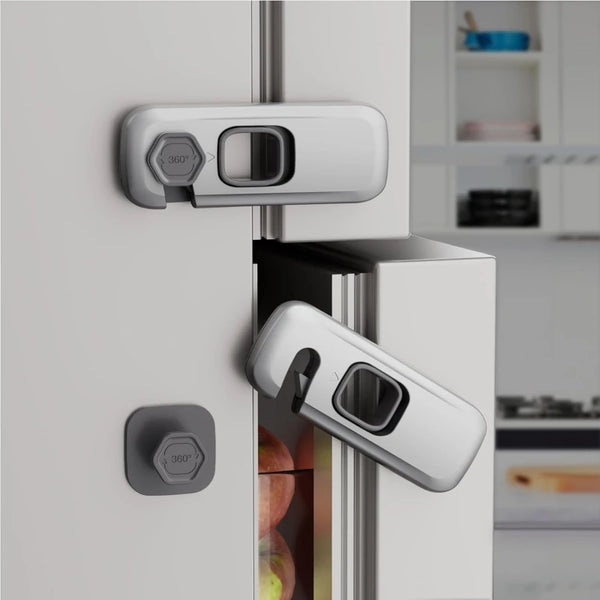 Gros plan d'un mécanisme de verrouillage de sécurité pour tiroir et armoire en argent sur une porte de meuble blanc.