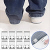 Un ensemble de pinces antidérapantes invisibles pour fixer les bords du pantalon, montrées à côté d'un tissu en denim.