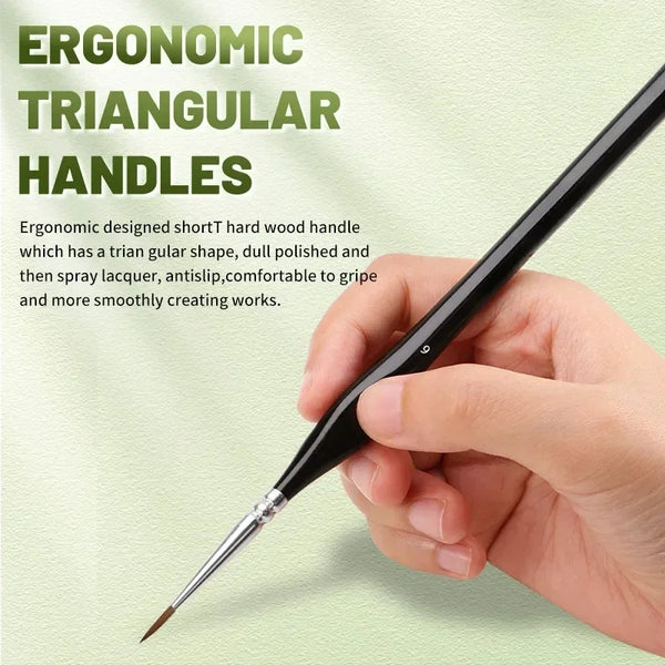 Eine Hand hält eine schwarze Pinsel mit ergonomischem dreieckigem Holzgriff vor einem hellgrünen Hintergrund.