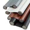 Gros plan de joints de porte en caoutchouc souple de différentes couleurs : gris, blanc, marron et noir.
