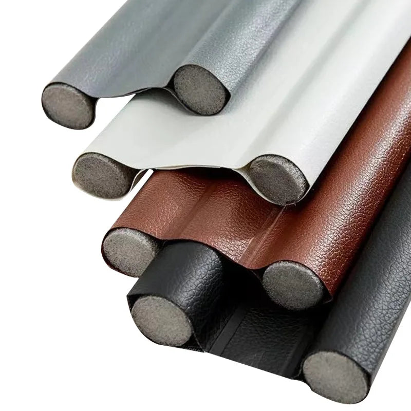 Gros plan de joints de porte en caoutchouc souple de différentes couleurs : gris, blanc, marron et noir.