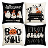 Un juego de cuatro fundas decorativas de almohada temáticas de Halloween en blanco y negro con texto espeluznante y diseños d