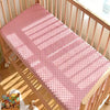 Housse de matelas douce à motifs roses pour berceau ou lit.