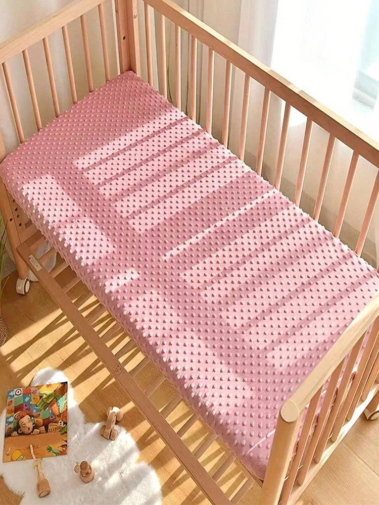 Housse de matelas douce à motifs roses pour berceau ou lit.