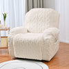Fauteuil texturé de couleur crème avec motif capitonné sur un parquet en bois.