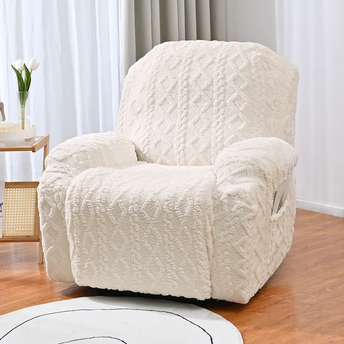 Fauteuil texturé de couleur crème avec motif capitonné sur un parquet en bois.