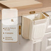 Beige faltbarer Küchen- und Campingmülleimer auf Holzregal