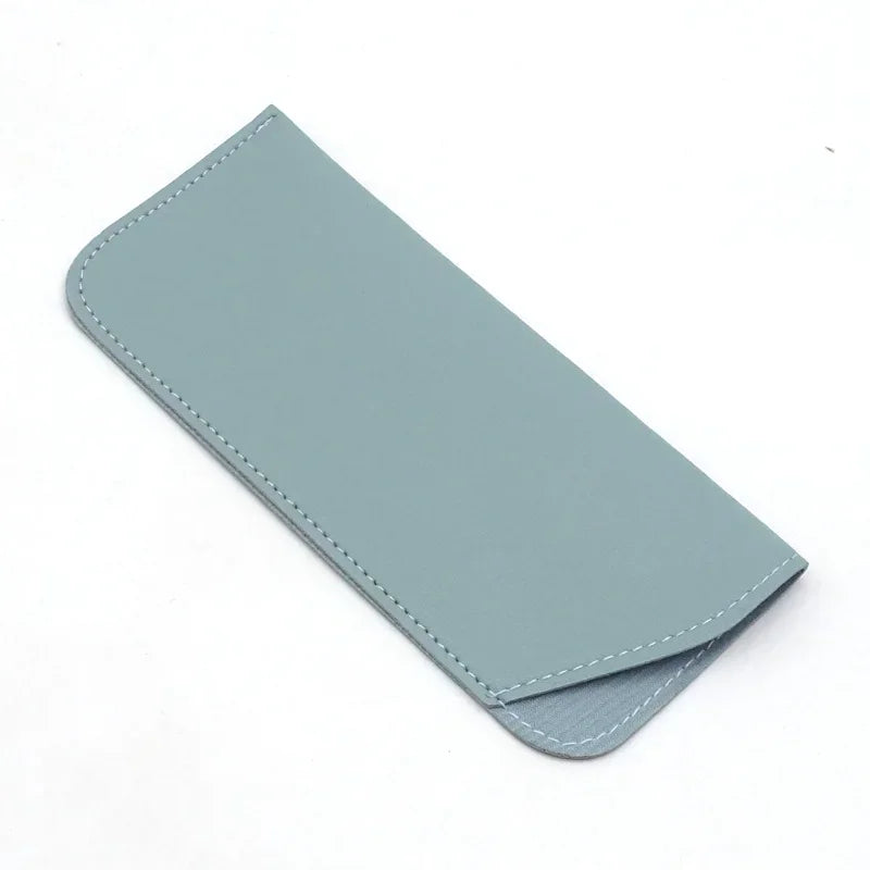Estuche protector de cuero PU azul claro y delgado para gafas.
