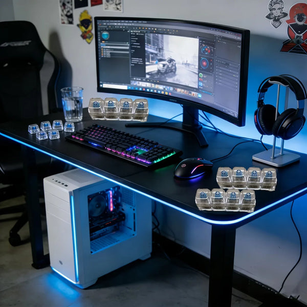 Configuration de bureau avec écran, clavier, souris et jouet anti-stress clé LED.