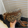Braune Leopardenmuster-Crossbodytasche vor hellem Hintergrund