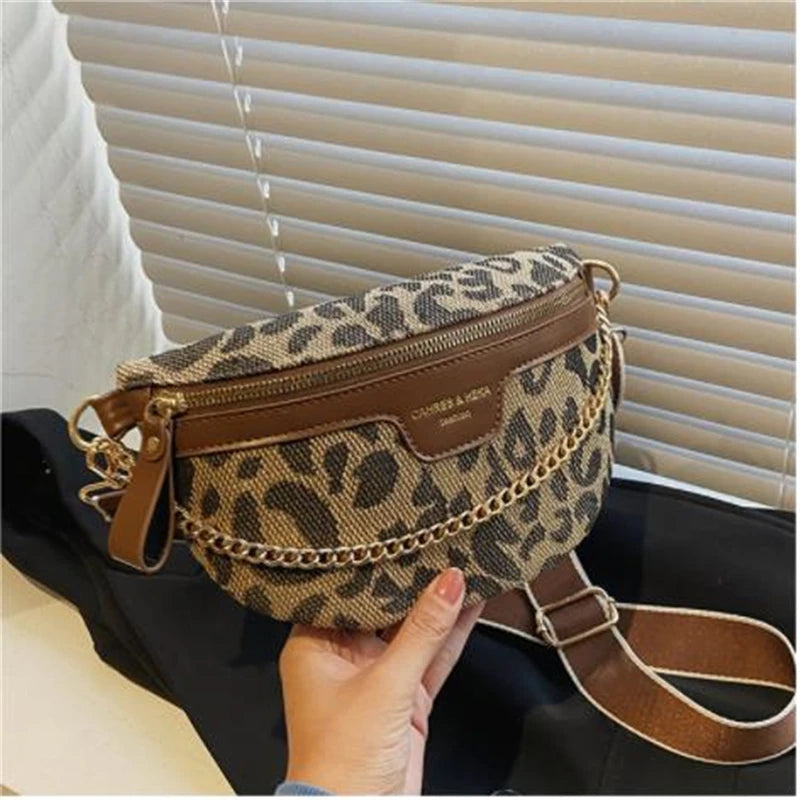 Braune Leopardenmuster-Crossbodytasche vor hellem Hintergrund