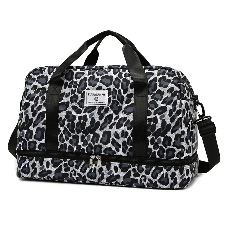 Schwarze und graue Leopardenmuster-Reise- und Sporttasche mit schwarzen Riemen.