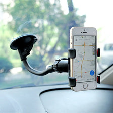 Smartphone mit Saugnapfhalterung für Navigation auf der Windschutzscheibe eines Autos.