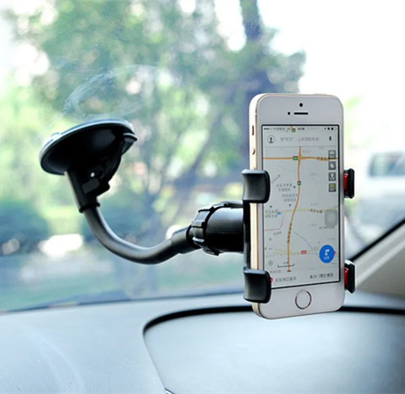 Un smartphone est fixé sur le pare-brise d'une voiture avec un support ventouse pour la navigation.