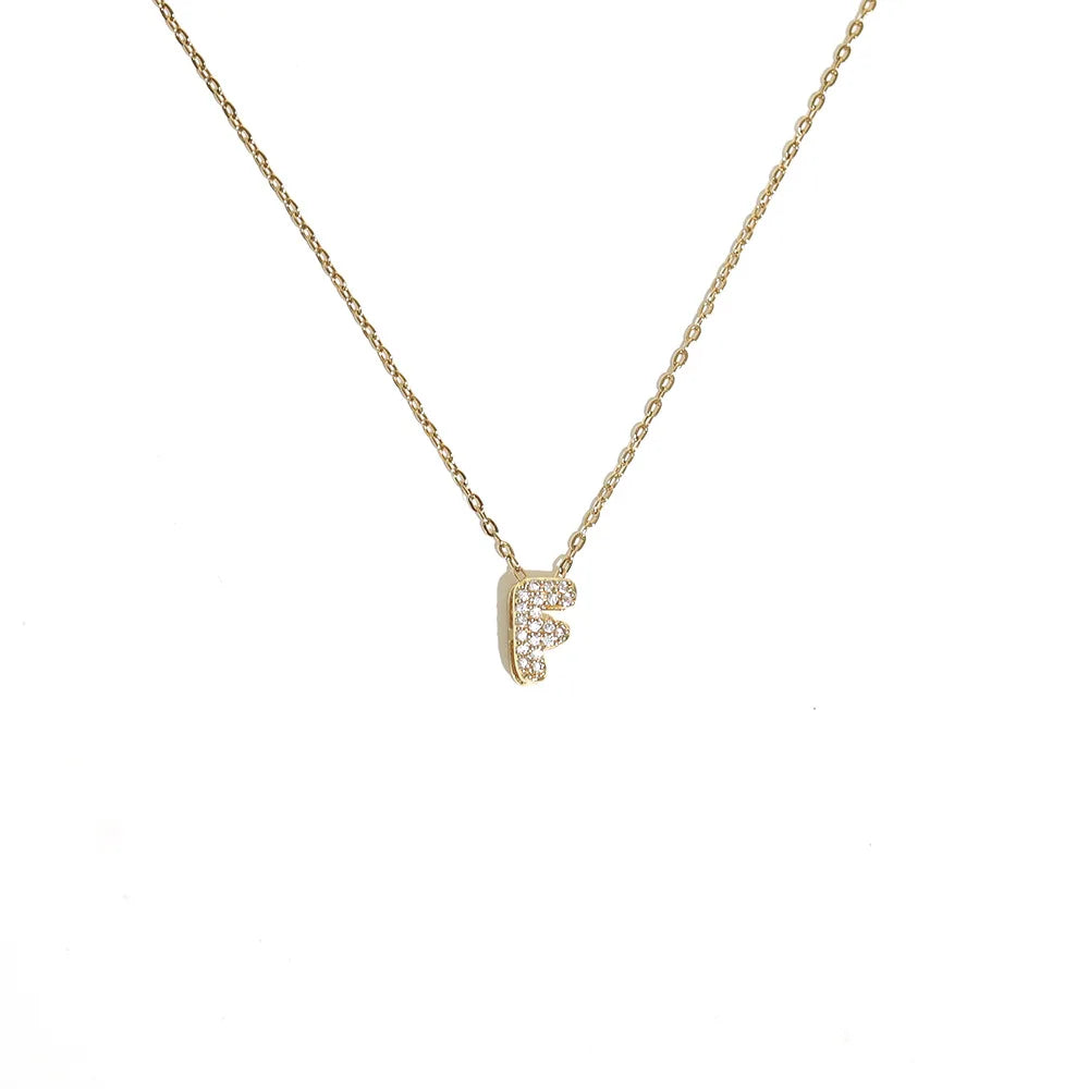 Collier en chaîne en or avec un pendentif de lettre initiale scintillant.