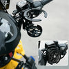 Vista cercana de un soporte plegable para vasos de motocicleta negro montado en el manillar.