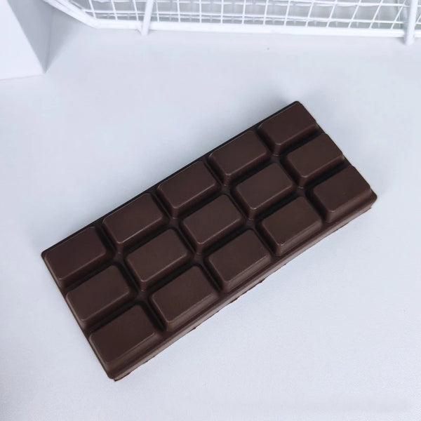 Juguete antiestrés rectangular marrón oscuro hecho de mantequilla, con forma de bloque.