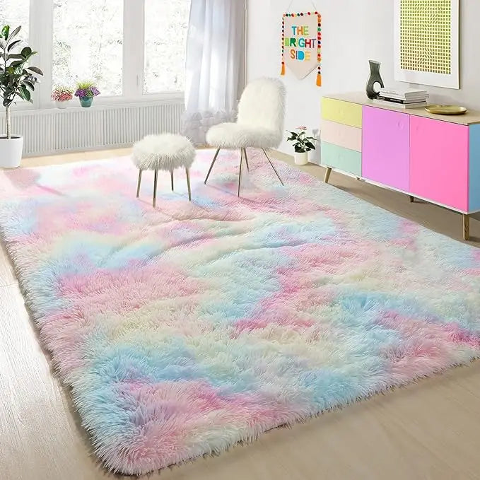 Flauschiger tiegedruckter Teppich in Pastellrosa, Blau und Grün auf hellem Holzfußboden.