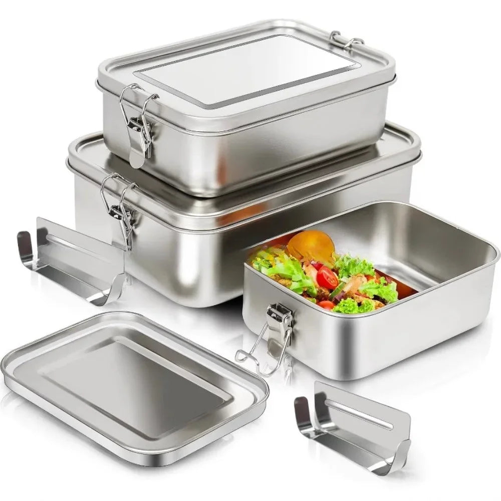 Un set de boîtes à lunch en acier inoxydable avec couvercles à verrouillage et plateaux individuels.