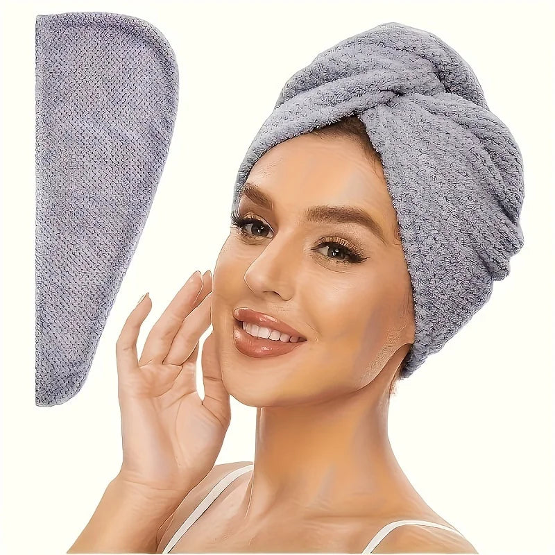 Une femme porte un foulard de serviette en microfibre grise sur sa tête.