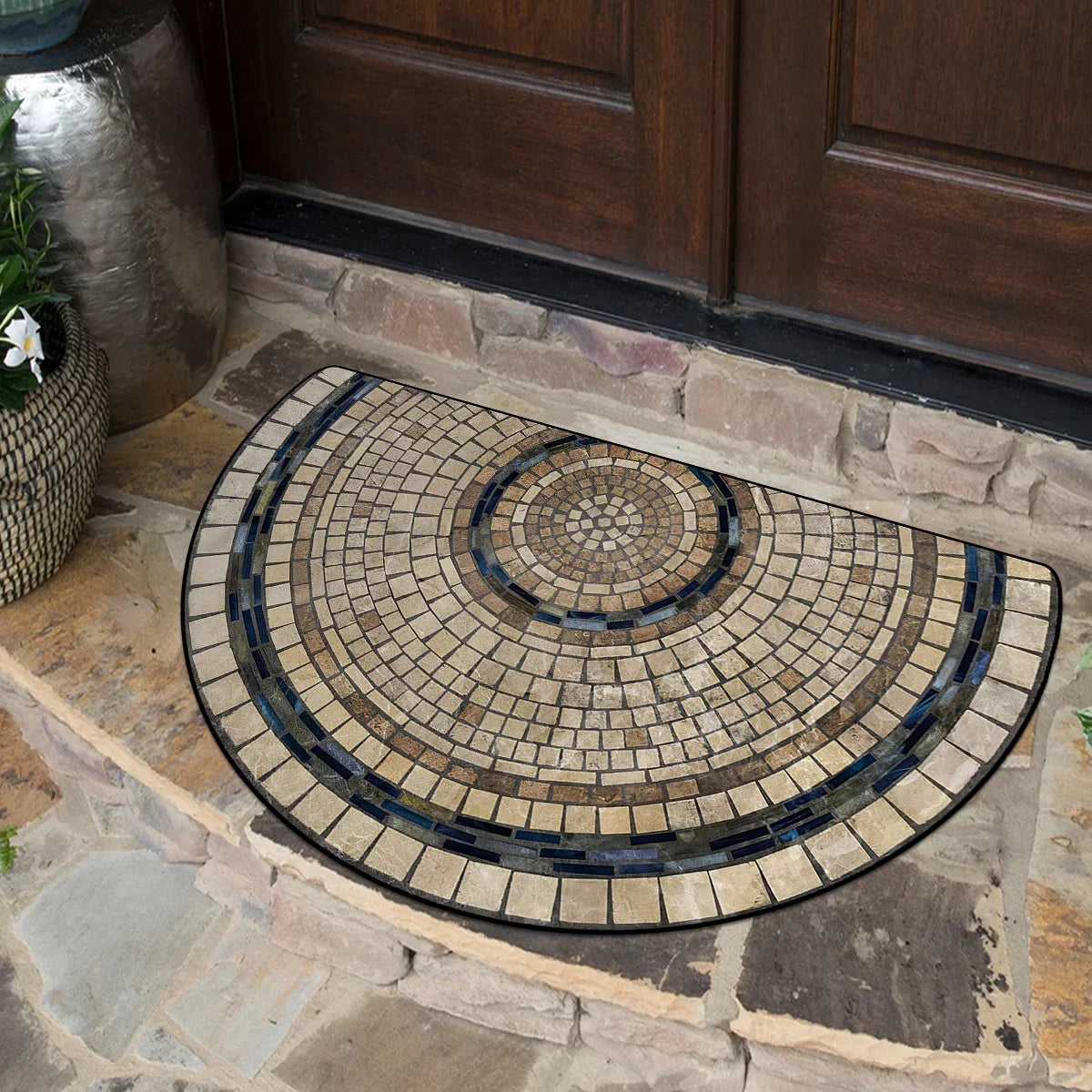 Halbkreisförmige Mosaik-Türmatte aus verschiedenen Fliesenfarben in steinernen Eingangsbereich.