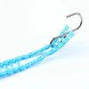 Primer plano de una cuerda de nylon azul con un gancho metálico, utilizada para secar al aire libre.