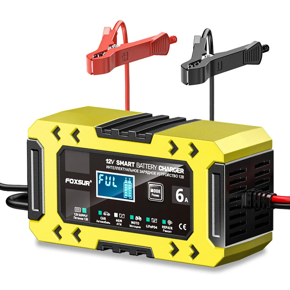 Cargador de batería inteligente Foxsur 12V amarillo con cables rojos y negros.