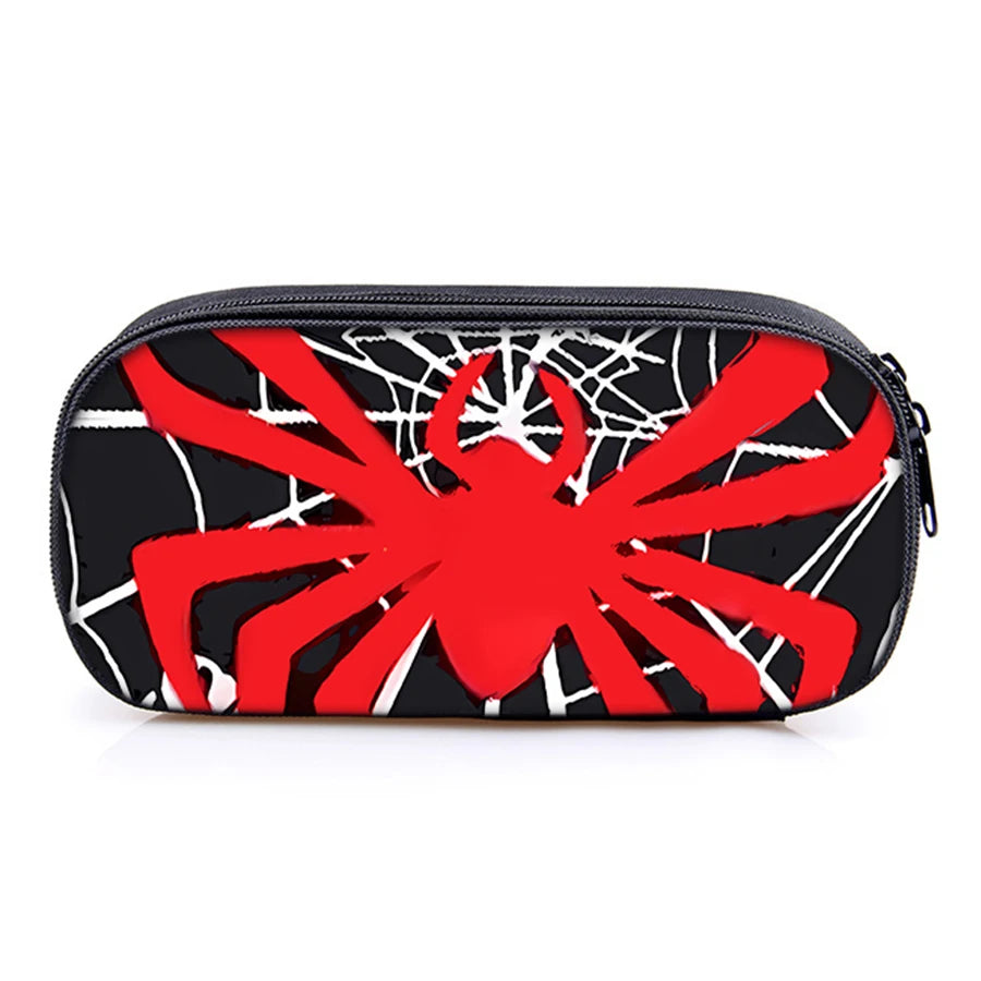 Schwarzes Etui mit rochem Spinnenmuster-Design an der Außenseite.