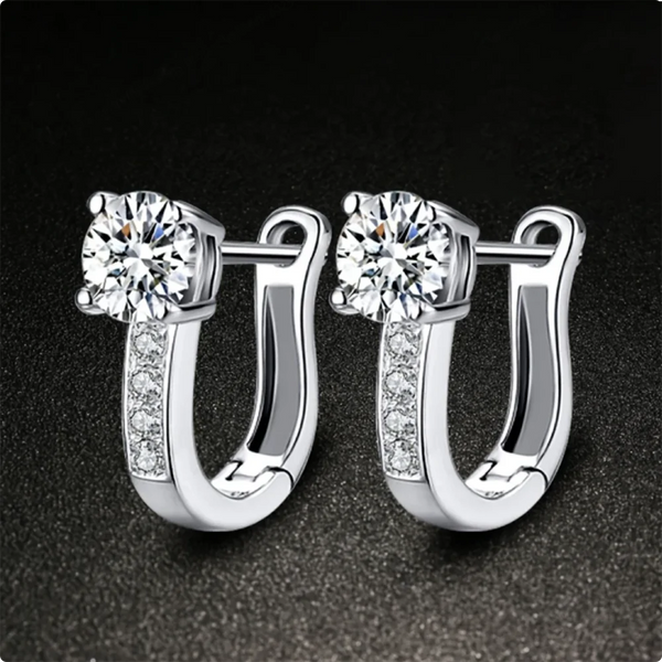 Par de pendientes de clip de plata con piedras de zircón brillantes redondos.