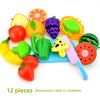 Ein Set aus 12 bunten Obst- und Gemüsespielstücken für ein Kinderkochset