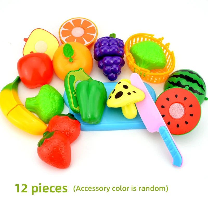 Ein Set aus 12 bunten Obst- und Gemüsespielstücken für ein Kinderkochset