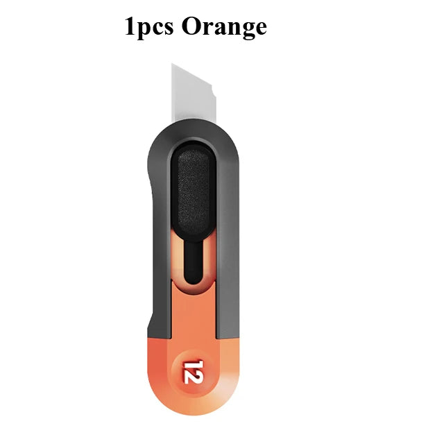 Un couteau utilitaire compact orange avec poignée noire et lame argentée.