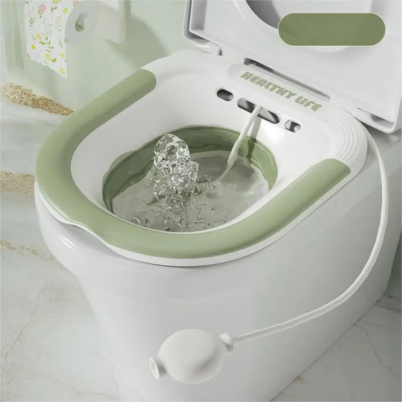 Weiße Badewanne für Schwangerschaftspflege mit Wasserfüllung und weißem Gießspund.