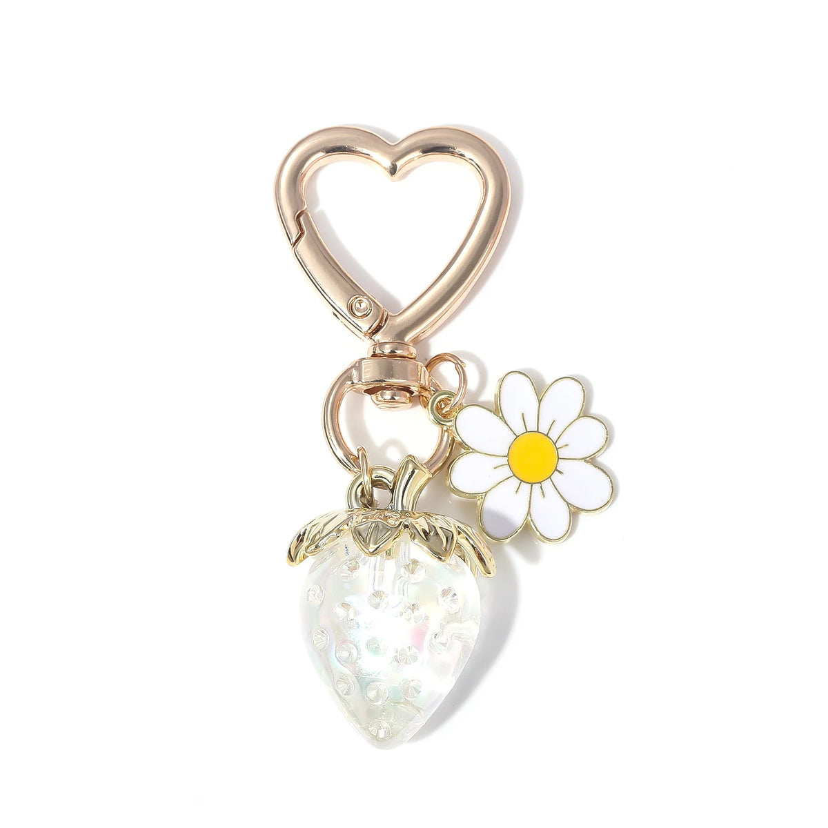 Clochette de clé en forme de fraise dorée avec une marguerite blanche et une perle transparente scintillante.