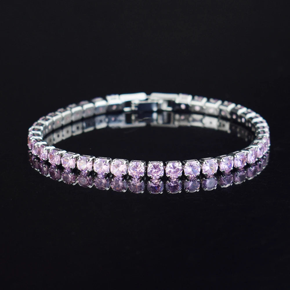 Gros plan d'un bracelet de tennis en micro-pavé zircon de 4mm avec un sertissage argenté.