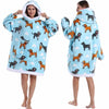 Eine Frau modelliert einen hellblauen, patchworkartigen, oversized Fleece-Hoodie mit Kapuze und Brusttasche.