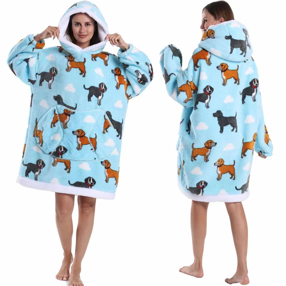 Eine Frau modelliert einen hellblauen, patchworkartigen, oversized Fleece-Hoodie mit Kapuze und Brusttasche.