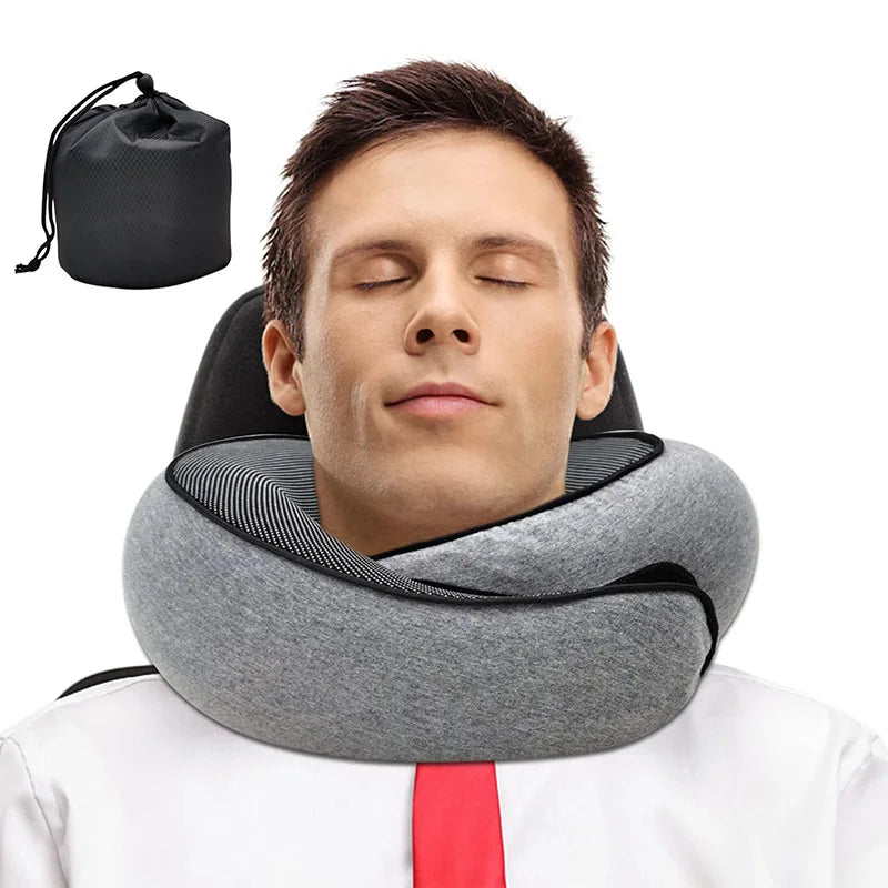 Un homme utilise un oreiller de voyage en mousse à mémoire de forme gris pour dormir.