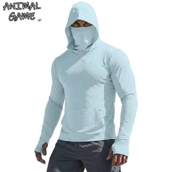 Un homme portant un sweat à capuche de protection solaire UPF 50+ bleu clair, un cache-visage et un pantalon foncé.