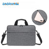 Graue Premium-Laptop-Messenger-Tasche mit gepolstertem Laptop-Sleeve und verstellbaren Trageriemen.