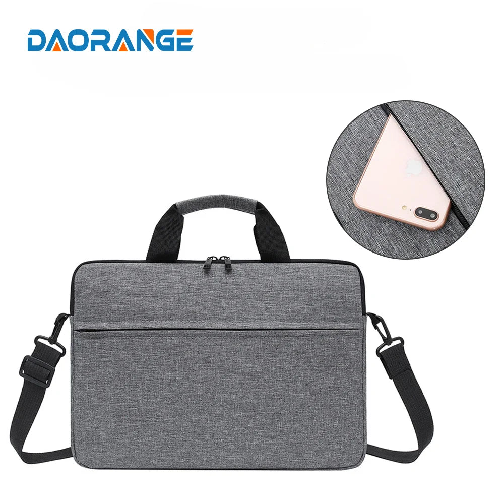 Graue Premium-Laptop-Messenger-Tasche mit gepolstertem Laptop-Sleeve und verstellbaren Trageriemen.
