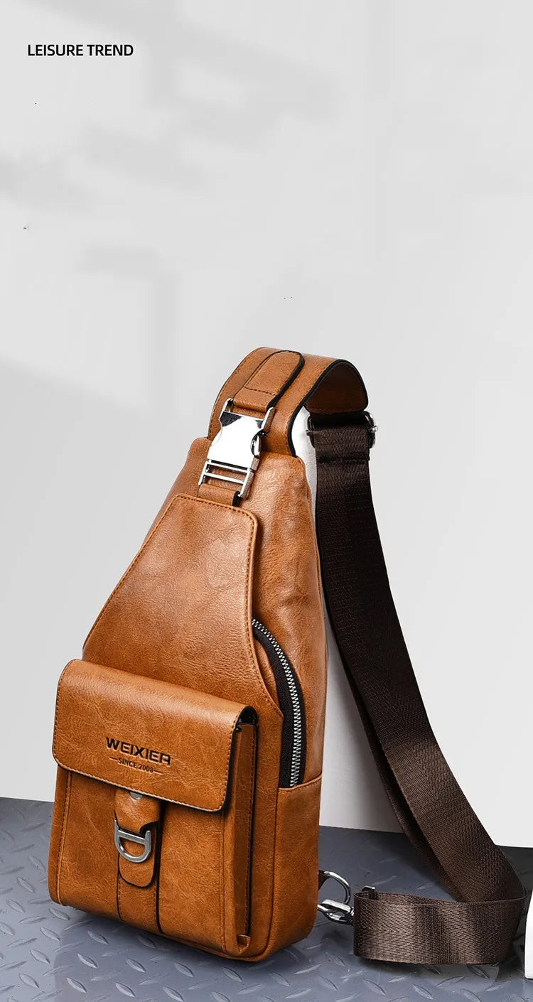 Braunes Kunstleder-Gürteltasche mit dunklem Riemen und silberner Schnalle.