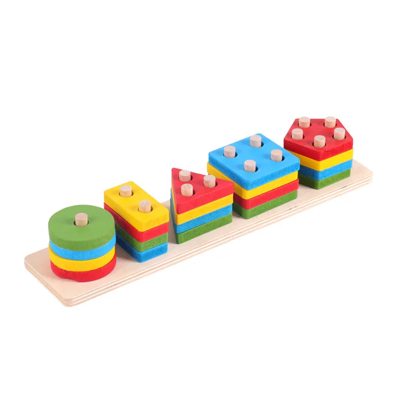 Un ensemble de blocs de construction en bois colorés aux formes géométriques pour l'apprentissage précoce.