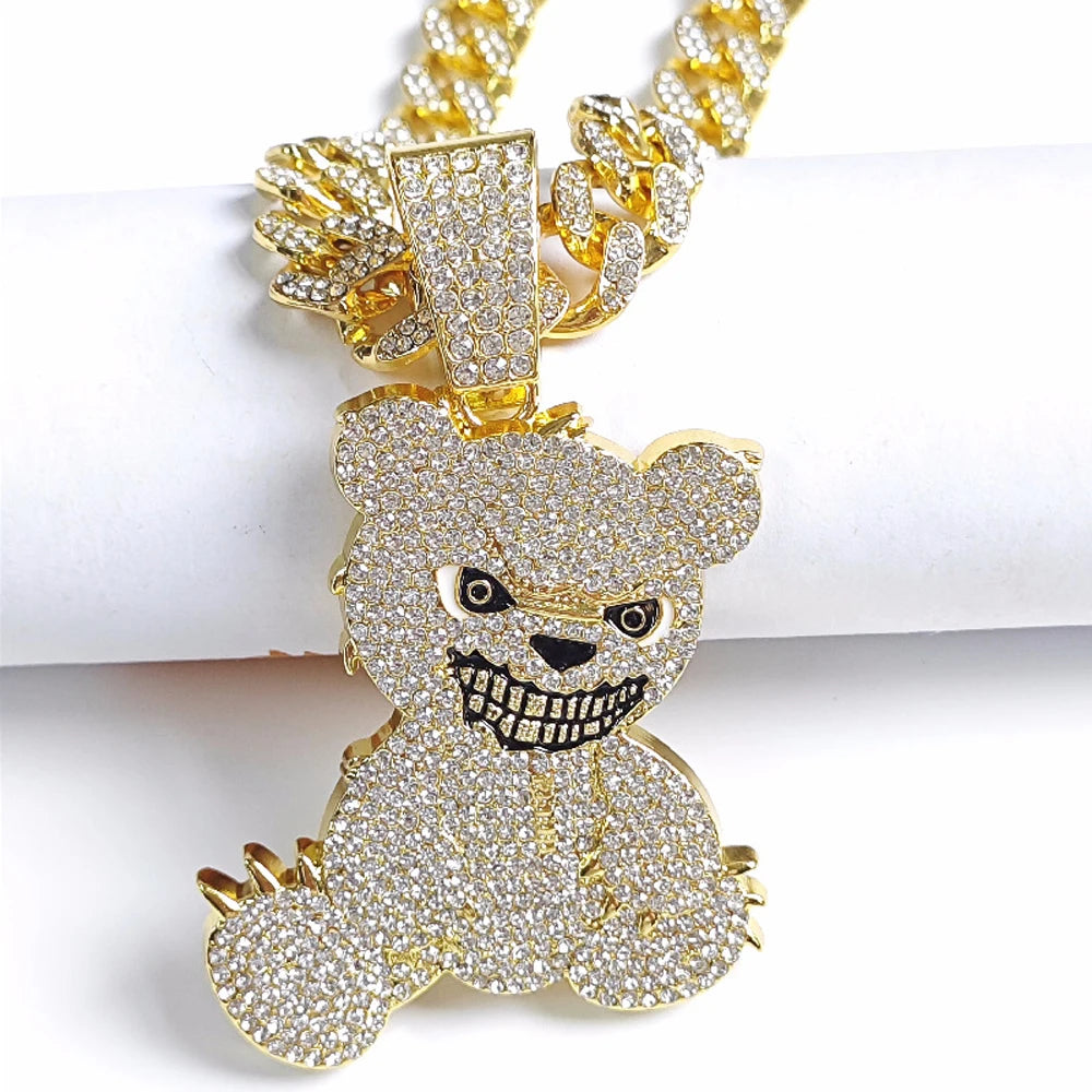 Collier pendentif en maillons cubains doré avec tête d'ours et charm rectangulaire.