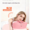 Une femme s'allonge confortablement avec un oreiller lombaire ergonomique rose pour un meilleur soutien du menton.
