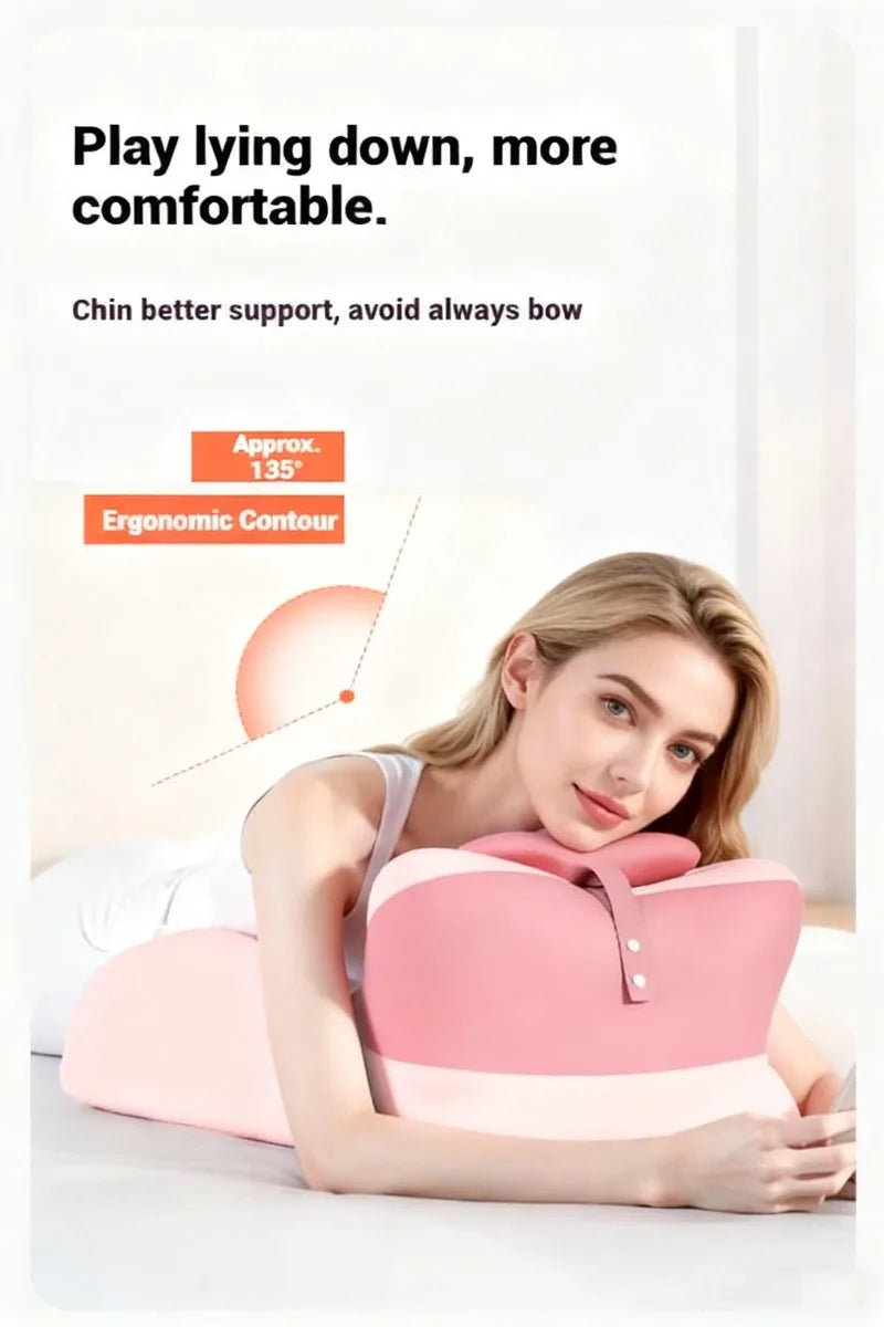 Une femme s'allonge confortablement avec un oreiller lombaire ergonomique rose pour un meilleur soutien du menton.