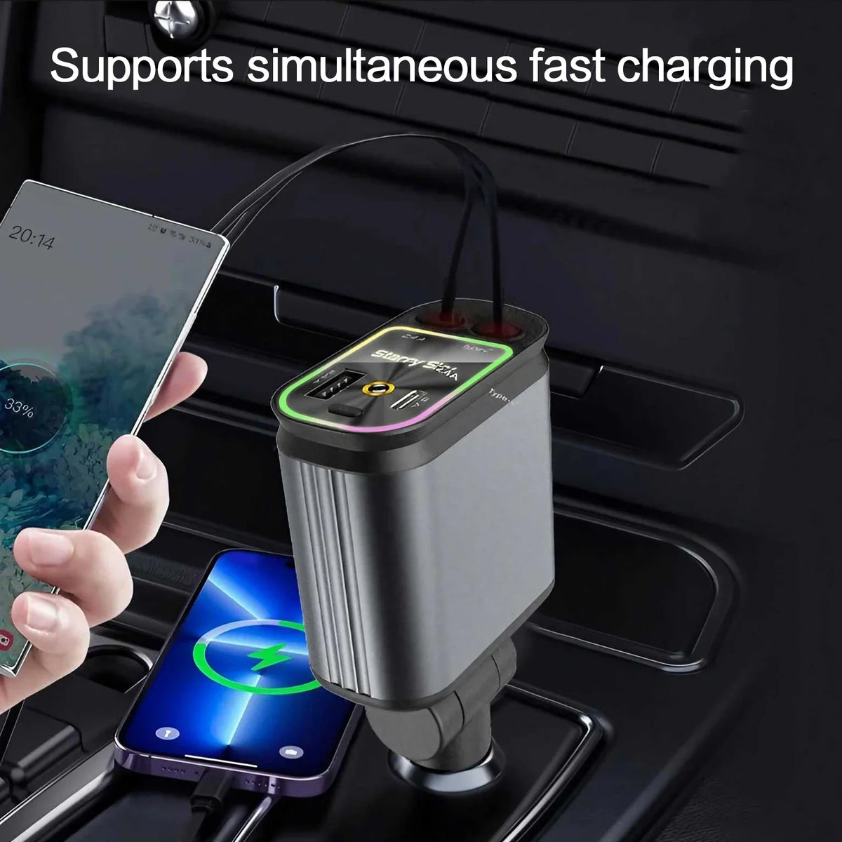 Una mano usa un cargador de coche USB-C retráctil dual con indicador de voltaje para cargar un smartphone en la consola del c