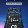 Blau-schwarzer Graffiti-Rucksack mit weißer Grafik eines Jungen, der Gitarre spielt, auf violetter Oberfläche.