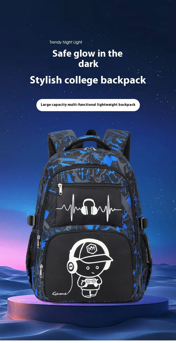 Blau-schwarzer Graffiti-Rucksack mit weißer Grafik eines Jungen, der Gitarre spielt, auf violetter Oberfläche.